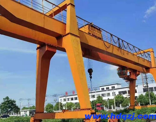 如何獲得龍門吊司機操作證，需要滿足哪些條件和通過哪些考試？