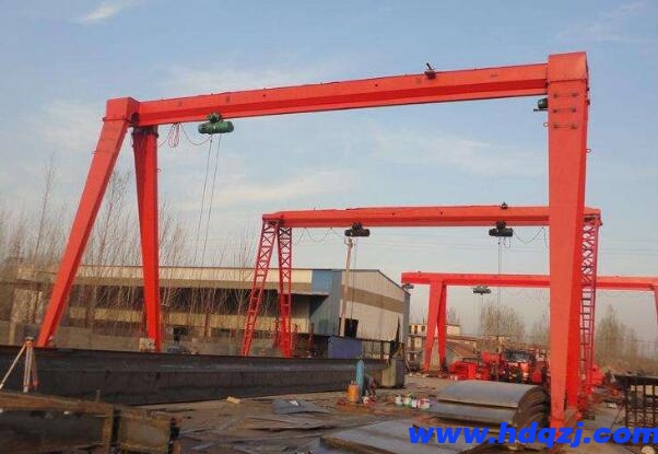 如何培訓和提高龍門吊操作人員的指揮口令技巧和應對能力？